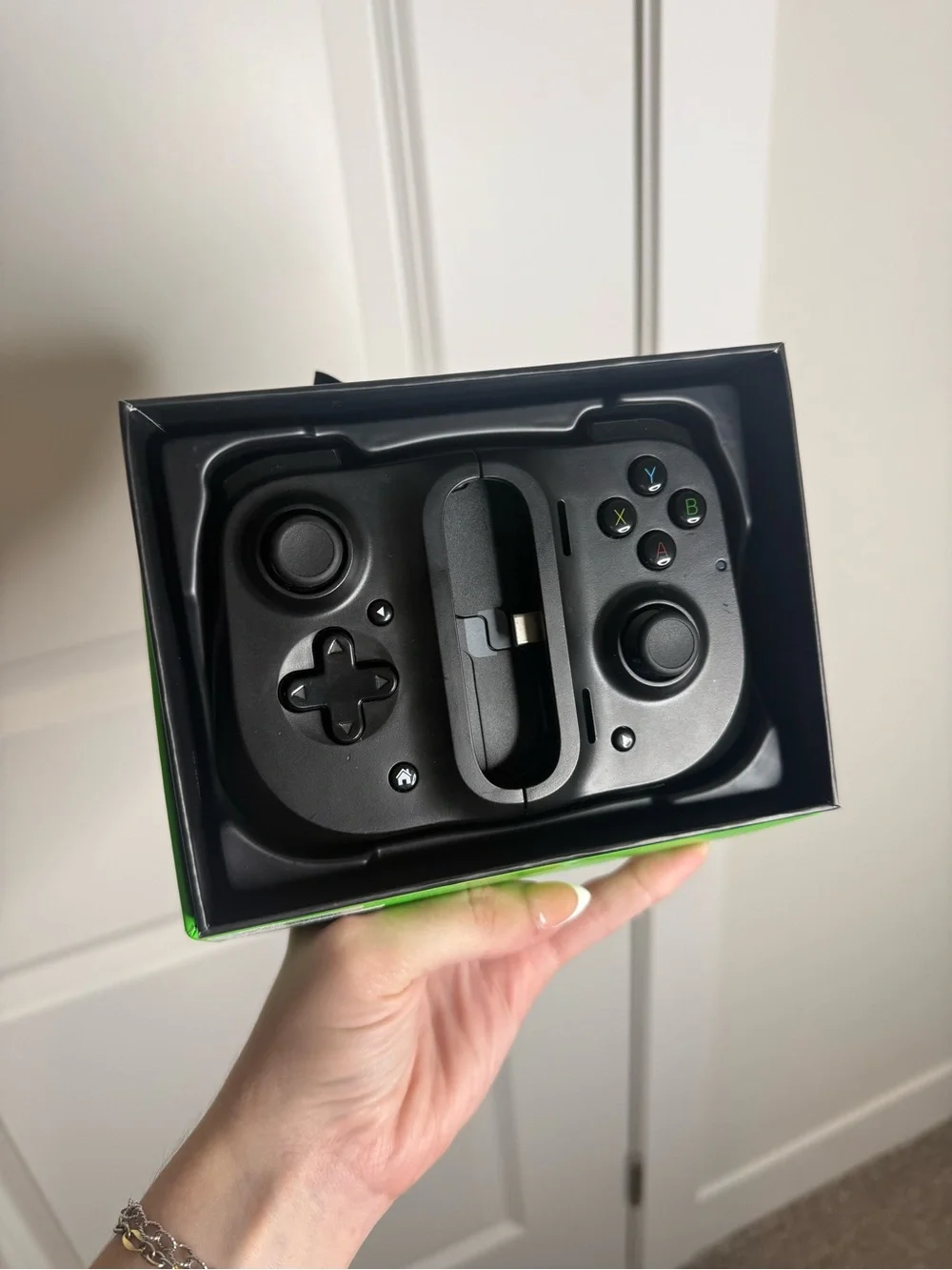 Razer Kishi Mobile Gaming Controller - Black with Green Accents